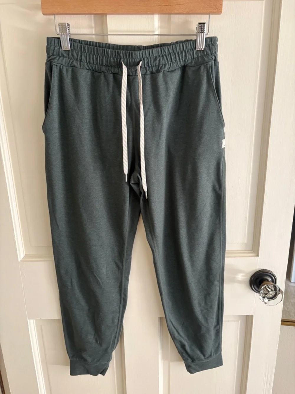 VUORI Jogger in Kelp Green - Picture 3 of 6